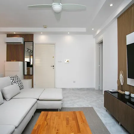 Joanne's Lovely 2 Bedroom Apt. * Πάφος